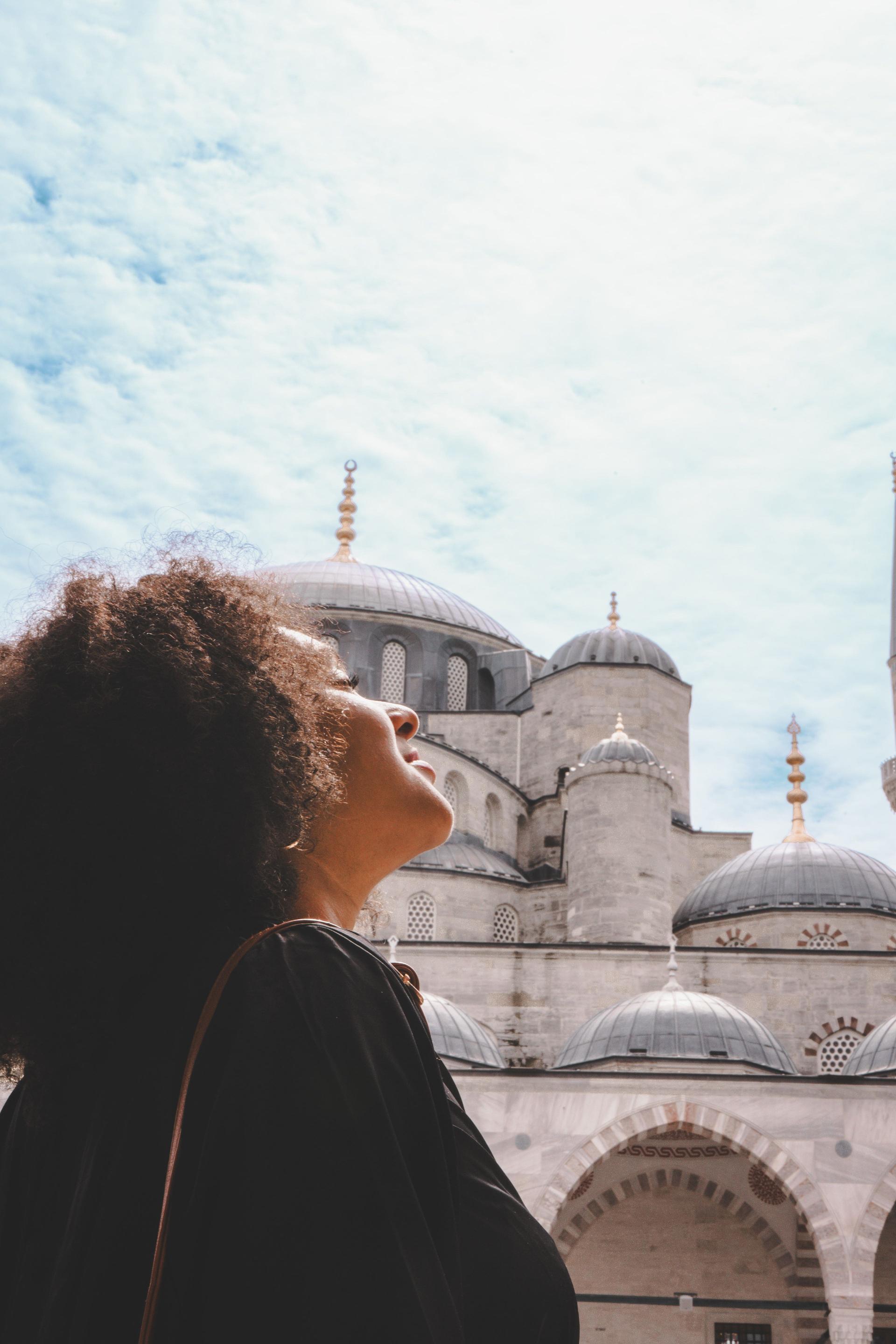 Voyageuse admirant Istanbul